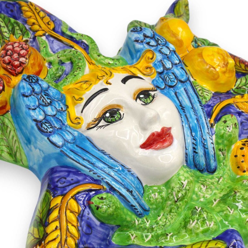 Trinacria aus handverzierter sizilianischer Keramik, ca. 42 cm hoch. Blauer Hintergrund und Reliefdekorationen - 