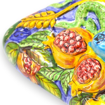 Trinacria de cerámica siciliana decorada a mano, de aprox. 42 cm de altura. Fondo azul y decoraciones en relieve. - 