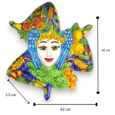 Trinacria de cerámica siciliana decorada a mano, de aprox. 42 cm de altura. Fondo azul y decoraciones en relieve. - 