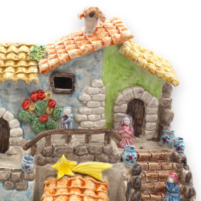 Crèche de village en céramique de Caltagirone, h 32 x 40 cm environ. Riche en détails et en personnages - 