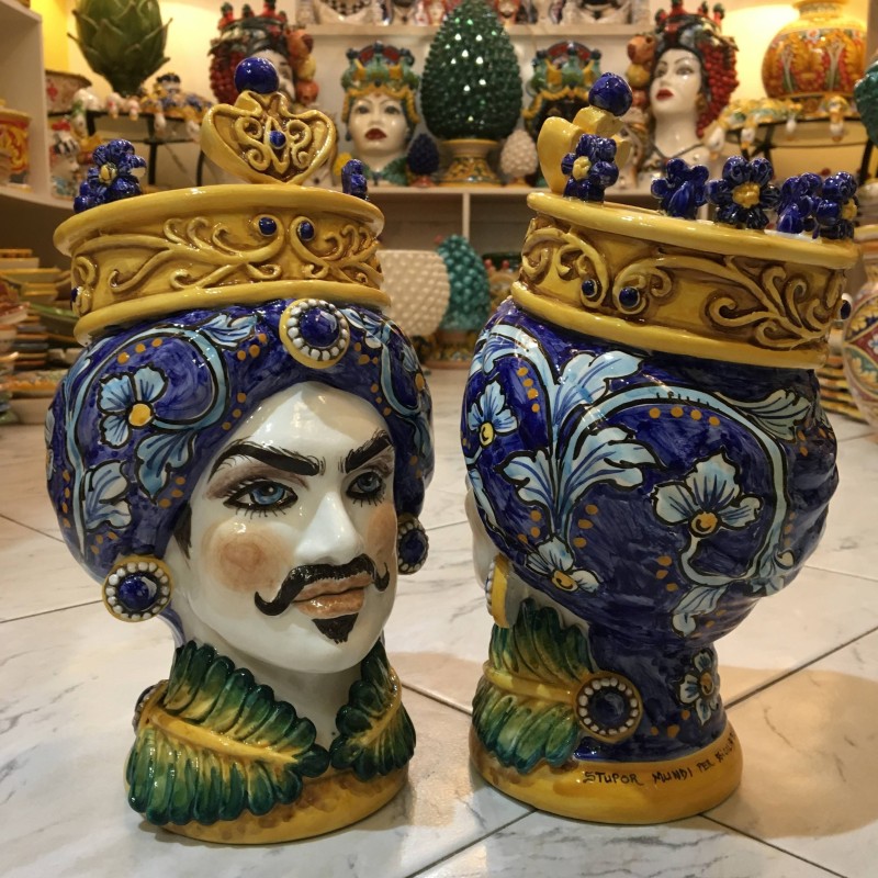 Paar handgefertigte Moorköpfe mit Krone, kobaltblauem Hintergrund und Blumendekor – H 25 cm - 