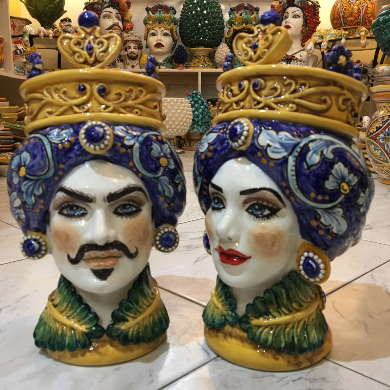 Par de cabeças mouras feitas à mão com coroa de fundo azul cobalto e decoração floral - altura 25 cm - 