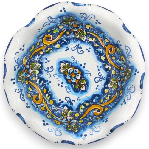 Geschulpte fruitschaal als middelpunt, Caltagirone keramiek, 4 formaatopties (1 stuk) bloemendecoratie op een blauwe ach 2