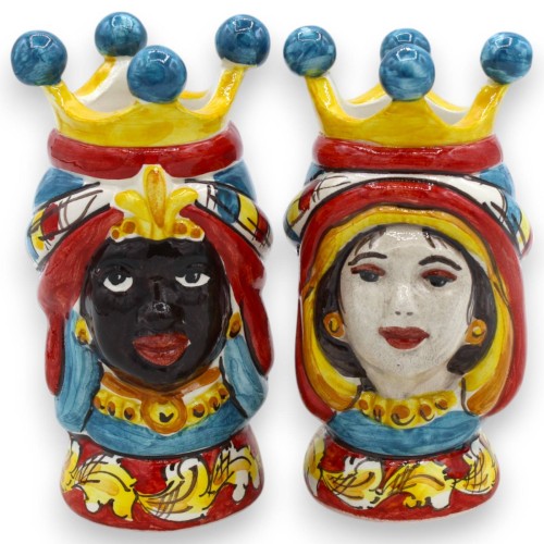 Paire de têtes marron foncé en céramique de Caltagirone - h environ 13 cm avec couronne, turban bleu et rouge MD3 - 