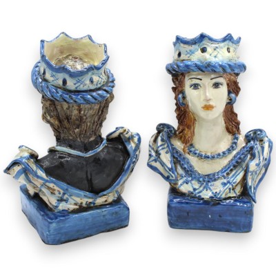 Paire de bustes en céramique Caltagirone avec couronne, bleu antique, h environ 18 cm. base carrée - 