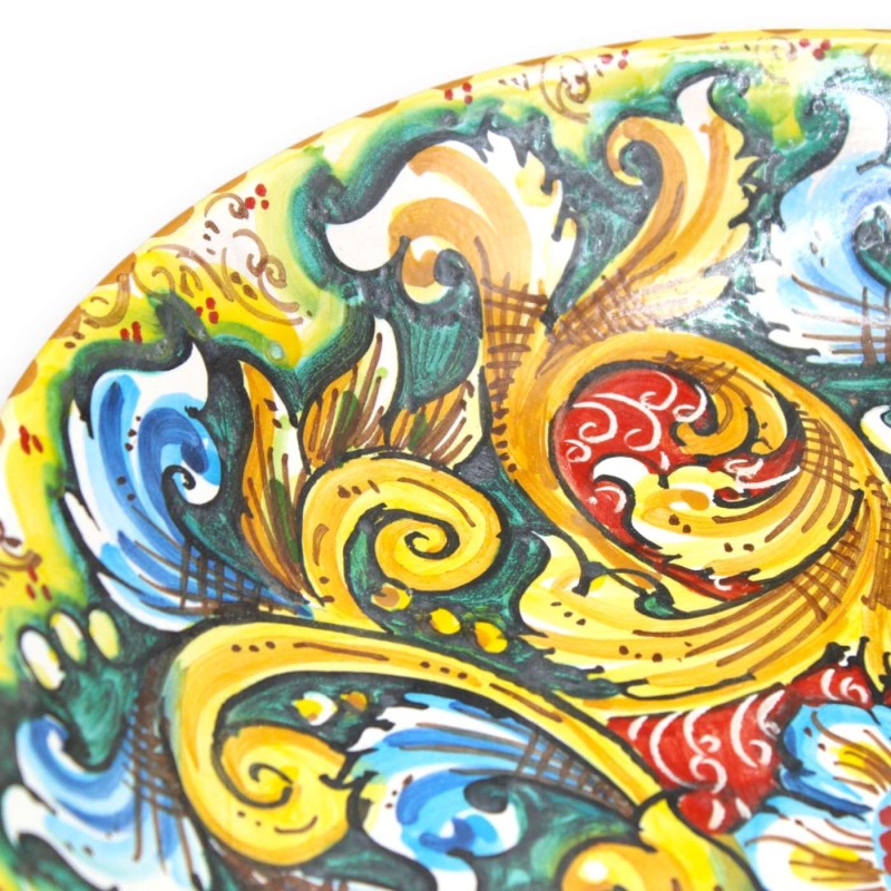 Caltagirone keramisk prydnadsplatta, Ø ca 37 cm. barock och blomdekor på en ärgfärgad bakgrund - 