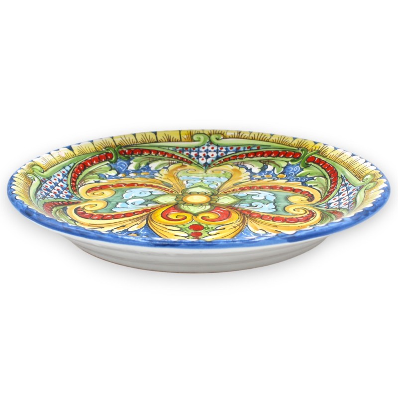 Ceramiczny talerz ozdobny Caltagirone Ø 37 cm ok. wielobarwna dekoracja barokowa i kwiatowa, na niebieskim tle - 