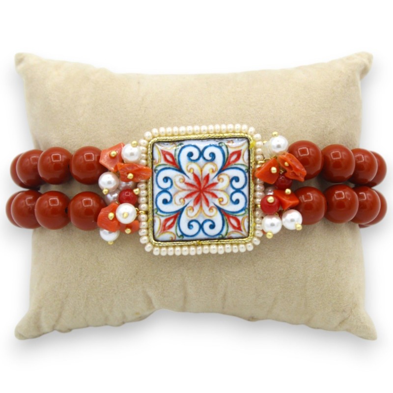 Pulsera con doble hilera de perlas mallorquinas de 18 cm aprox. baldosas de piedra volcánica y mayólica blanca/burdeos -