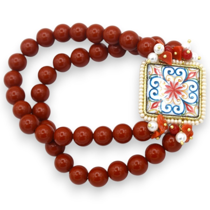 Armband med dubbelsträng av Mallorca pärlor, ca 18 cm lavastenskakel och vit/vinröd majolika - 