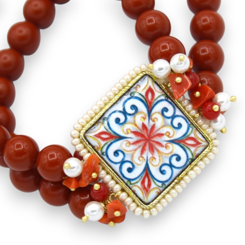 Pulsera con doble hilera de perlas mallorquinas de 18 cm aprox. baldosas de piedra volcánica y mayólica blanca/burdeos -