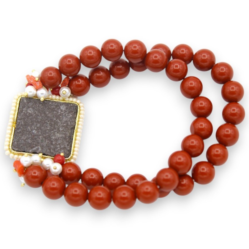 Pulsera con doble hilera de perlas mallorquinas de 18 cm aprox. baldosas de piedra volcánica y mayólica blanca/burdeos -