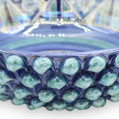 Tafelaufsatz aus Tannenzapfen, Grün und Altblau, Perlmutt-Emaille, Caltagirone-Keramik, Ø ca. 32 cm. Geometrische Dekora
