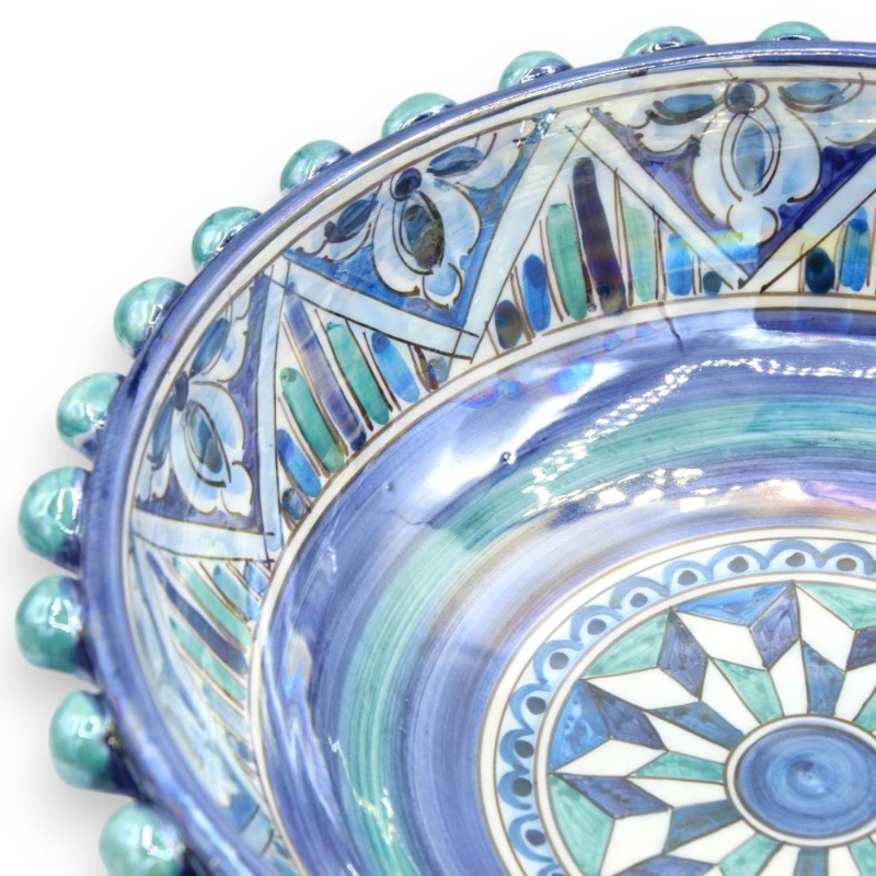 Tafelaufsatz aus Tannenzapfen, Grün und Altblau, Perlmutt-Emaille, Caltagirone-Keramik, Ø ca. 32 cm. Geometrische Dekora