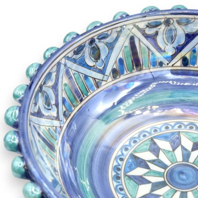 Dennenappel middelpunt, Oudgroen en Blauw, Parelmoer emaille, Caltagirone keramiek Ø ca. 32 cm. Geometrische decoratie -
