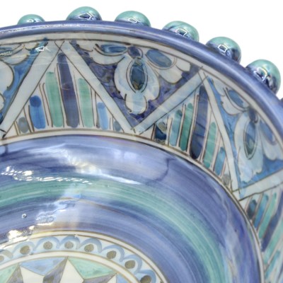 Dennenappel middelpunt, Oudgroen en Blauw, Parelmoer emaille, Caltagirone keramiek Ø ca. 32 cm. Geometrische decoratie -