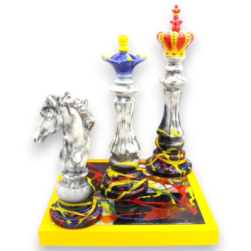 Dekoratives Schachbrett aus feiner Keramik, mit 3 stilisierten Spielfiguren und Holzgrundrahmen -