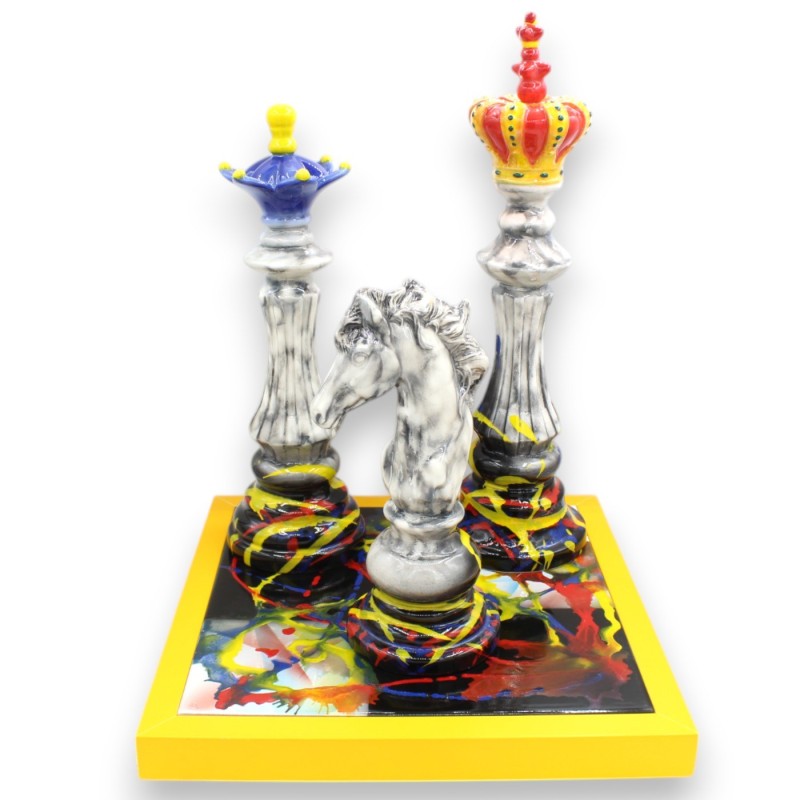 Dekoratives Schachbrett aus feiner Keramik, mit 3 stilisierten Spielfiguren und Holzgrundrahmen - 