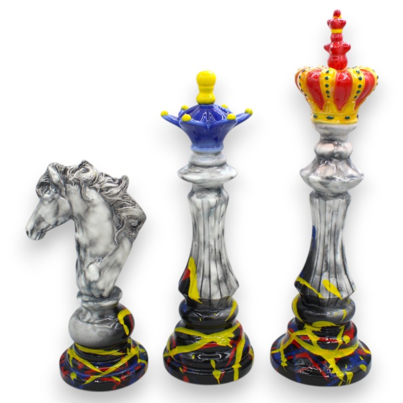 Decorative chessboard in fine ceramic, with 3 stylised pieces and wooden base frame - 