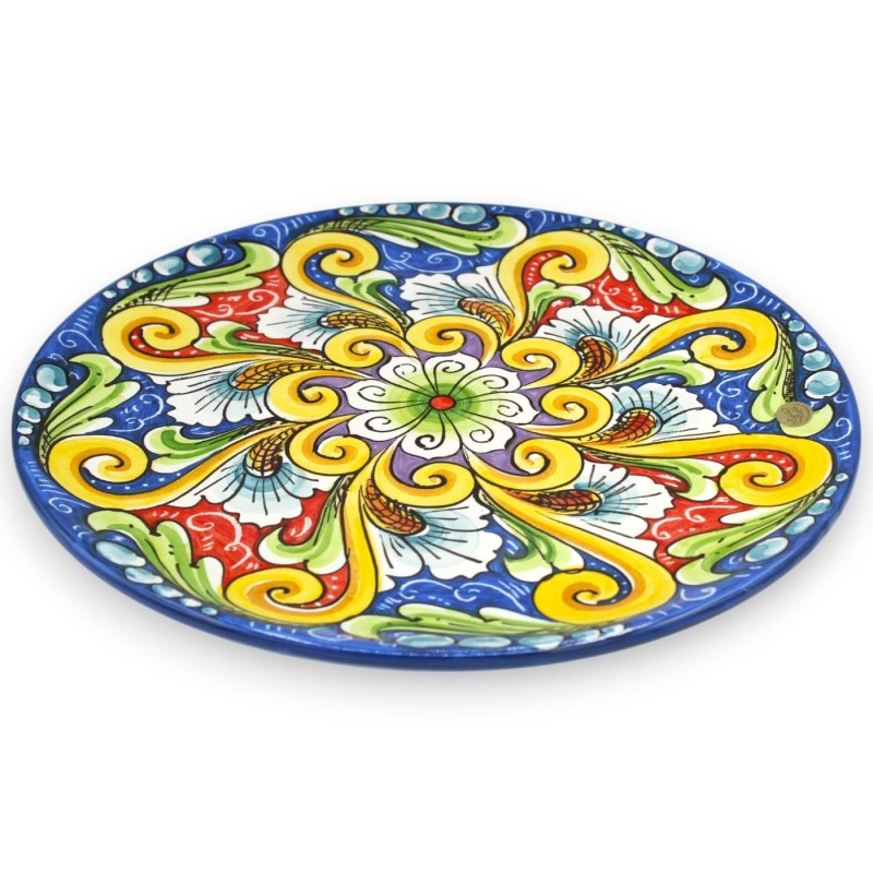 Piatto Ornamentale in ceramica Caltagirone, Ø 37 cm ca. decoro barocco e fiore su fondo blu - 