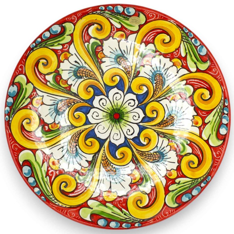 Assiette ornementale, en céramique Caltagirone, Ø environ 37 cm. décoration baroque et fleur sur fond rouge - 