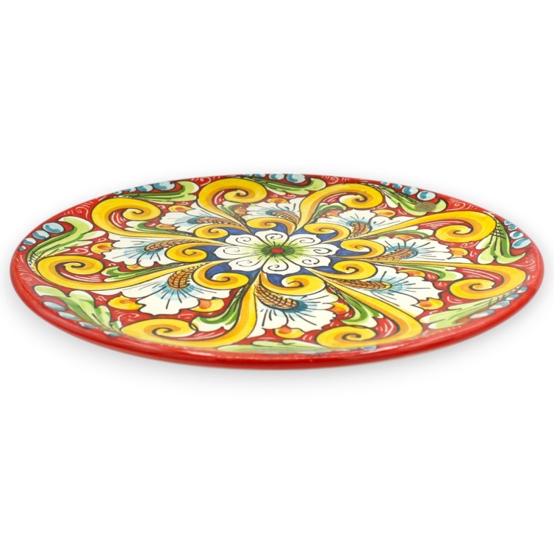 Assiette ornementale, en céramique Caltagirone, Ø environ 37 cm. décoration baroque et fleur sur fond rouge - 