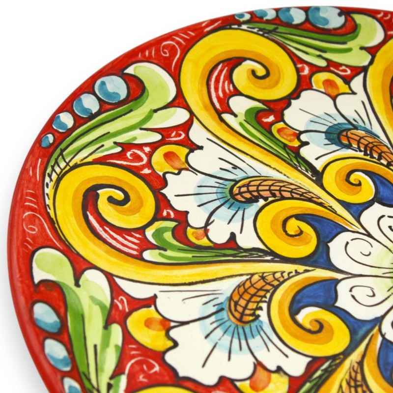 Assiette ornementale, en céramique Caltagirone, Ø environ 37 cm. décoration baroque et fleur sur fond rouge - 