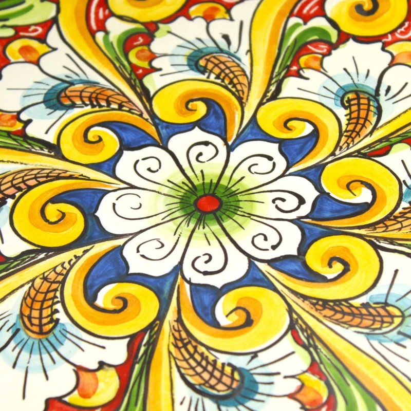 Assiette ornementale, en céramique Caltagirone, Ø environ 37 cm. décoration baroque et fleur sur fond rouge - 