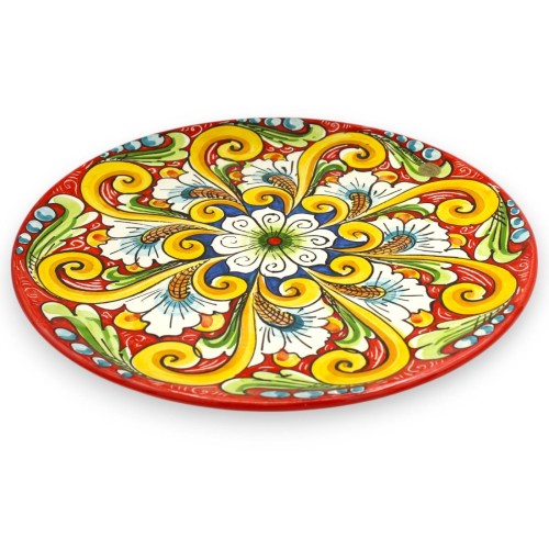 Talerz ozdobny z ceramiki Caltagirone, średnica ok. 37 cm. barokowa dekoracja i kwiat na czerwonym tle -  2