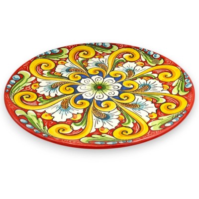 Prydnadstallrik, i Caltagirone keramik, Ø ca 37 cm. barock dekoration och blomma på en röd bakgrund - 