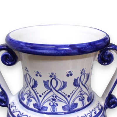 Jarrón ánfora con asas en cerámica fina, h 53 x 34 x 28 cm aprox. Decoración azul cobalto, barroca, floral y con cintas.