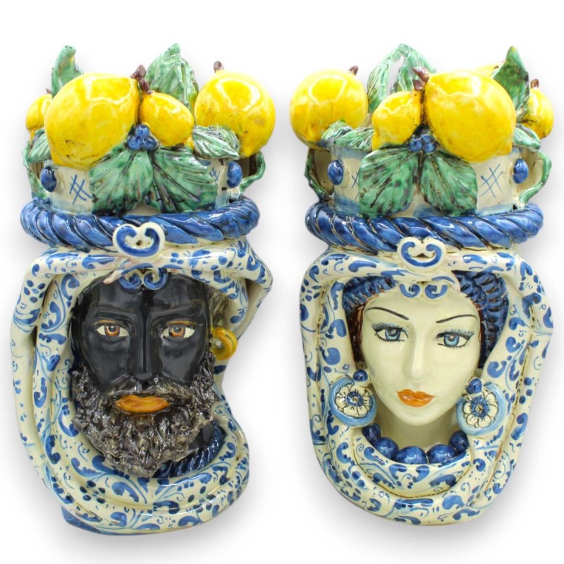 Cabezas de moro siciliano (par) h 31 / 32 cm aprox. con corona de limones, cerámica de Caltagirone, fondo azul - 