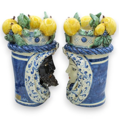 Cabezas de moro siciliano (par) h 31 / 32 cm aprox. con corona de limones, cerámica de Caltagirone, fondo azul - 