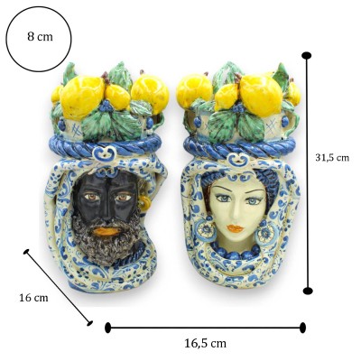 Cabezas de moro siciliano (par) h 31 / 32 cm aprox. con corona de limones, cerámica de Caltagirone, fondo azul - 