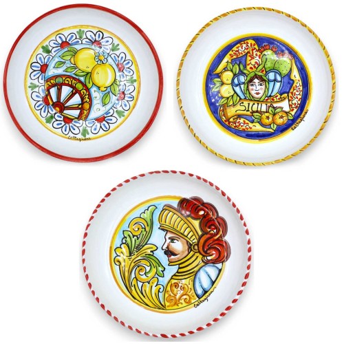 Schüssel- oder Taschenentleerer, Caltagirone-Keramik Ø ca. 20 cm. Verschiedene Dekorationen mit sizilianischen Symbolen 