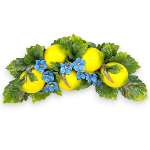Łuk z kompozycją składającą się z 5 cytryn, kwiatów i liści, wykonany z delikatnej ceramiki - dł. 35 x wys. ok. 16 cm. -