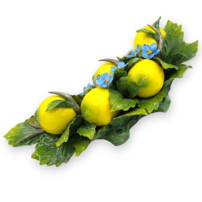 Łuk z kompozycją składającą się z 5 cytryn, kwiatów i liści, wykonany z delikatnej ceramiki - dł. 35 x wys. ok. 16 cm. -