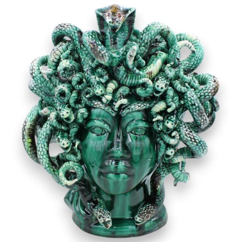 Hoofd van Medusa, mythologische figuur, fijn Siciliaans keramiek, ca. h 40 cm. Verdigris, moderne stijl