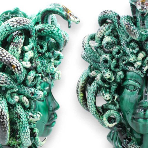 Tête de Méduse, figure mythologique, céramique fine sicilienne, environ h 40 cm. Vert-de-gris, style moderne -  2