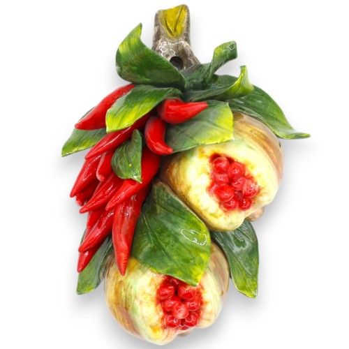 Hangende wandbundel, tak met compositie van chilipepers, granaatappels en bladeren, h 26 x ca. 19 cm. - 