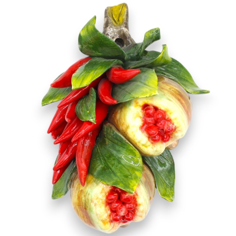 Fagot mural suspendu, branche avec composition de piments, grenades et feuilles, h 26 x 19 cm environ. - 