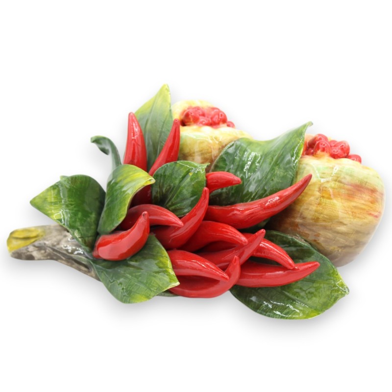 Fagot mural suspendu, branche avec composition de piments, grenades et feuilles, h 26 x 19 cm environ. - 