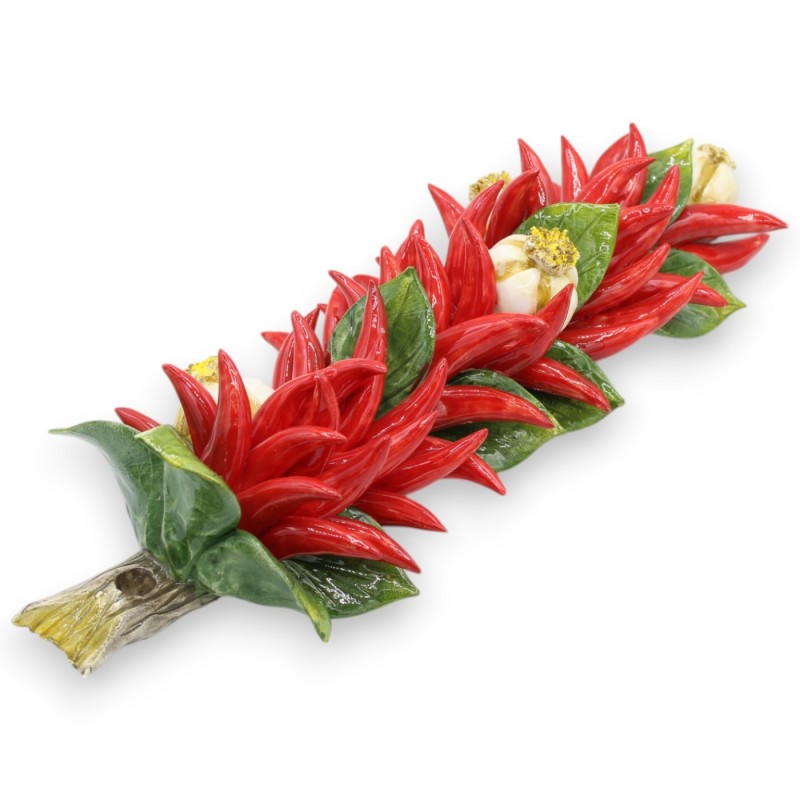 Fascio con composizione di Peperoncini, foglie e aglio, in pregiata ceramica, h 45 x 16 cm ca. da appendere - 