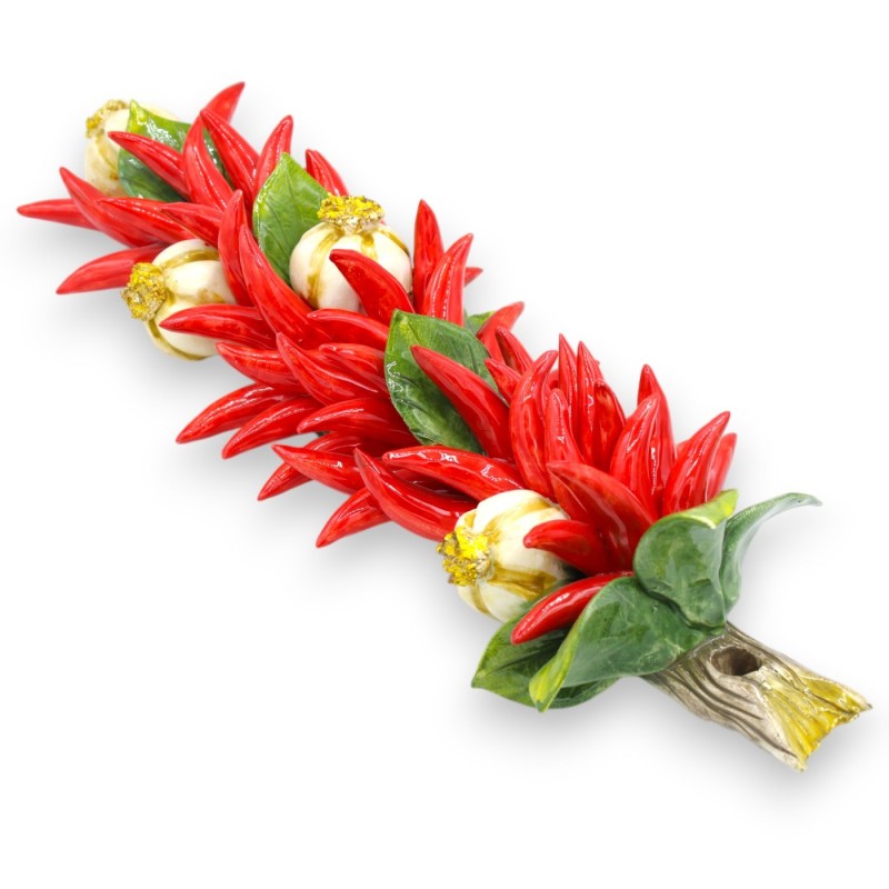 Bouquet avec composition de piments, feuilles et ail, en céramique fine, environ h 45 x 16 cm. accrocher - 