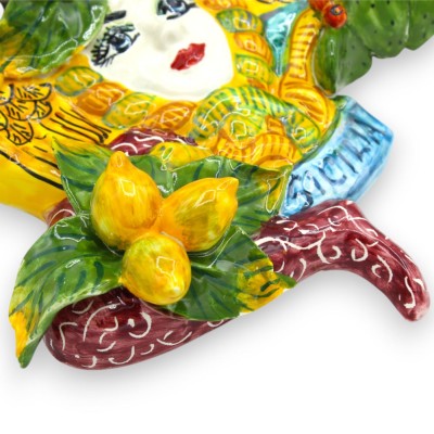 Trinacria de cerâmica siciliana h 27 cm aprox., aplicações de frutas mistas e figo da Índia, fundo multicolorido - 
