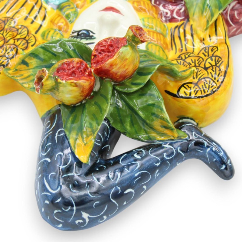 Trinacria de cerâmica siciliana h 27 cm aprox., aplicações de frutas mistas e figo da Índia, fundo multicolorido - 