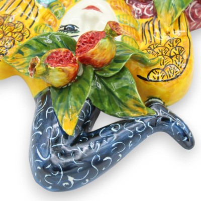 Trinacria de cerâmica siciliana h 27 cm aprox., aplicações de frutas mistas e figo da Índia, fundo multicolorido - 