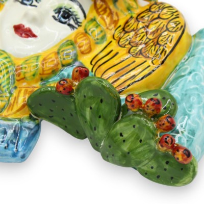 Trinacria de cerâmica siciliana h 27 cm aprox., aplicações de frutas mistas e figo da Índia, fundo multicolorido - 