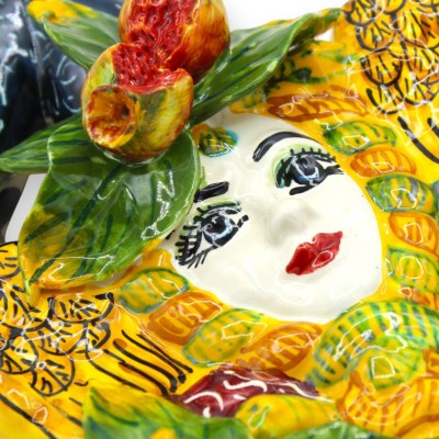 Trinacria de cerâmica siciliana h 27 cm aprox., aplicações de frutas mistas e figo da Índia, fundo multicolorido - 