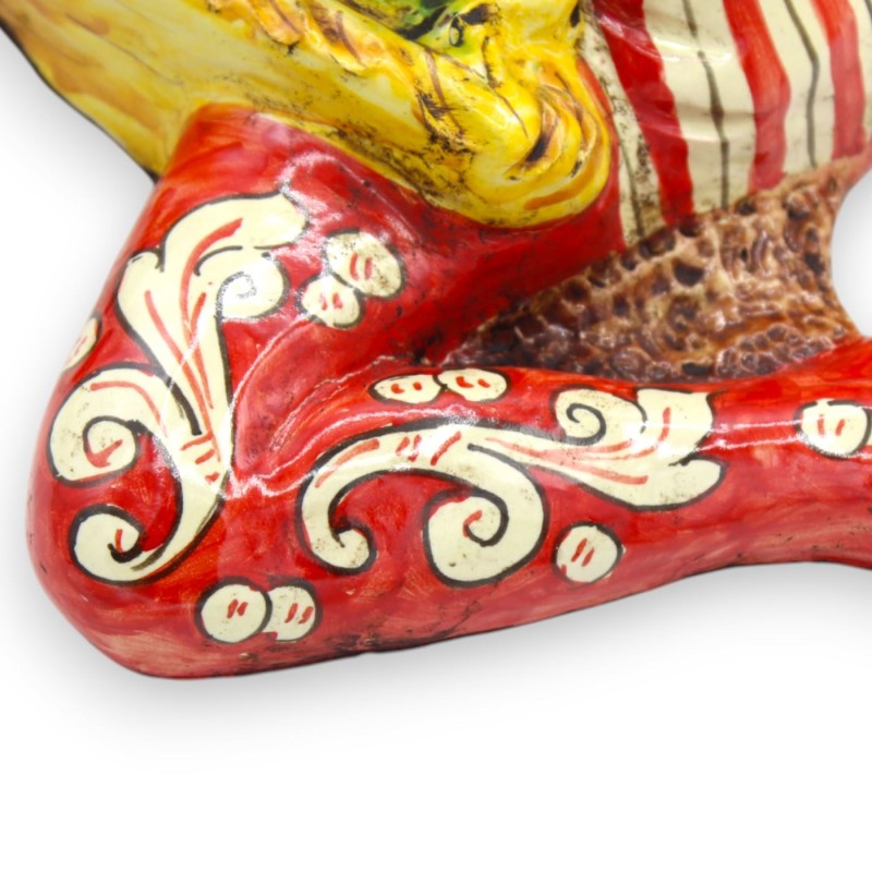 Trinacria aus Keramik aus Caltagirone, H. ca. 33 x 30 cm. Roter Hintergrund, mit Krone und Applikationen - 