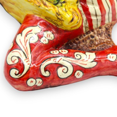 Caltagirone cerâmica Trinacria, altura 33 x 30 cm aprox. Fundo vermelho, com coroa e aplicações - 